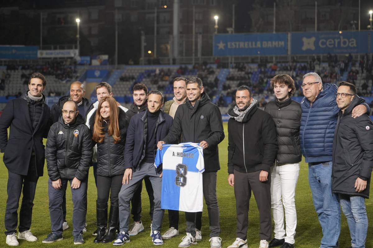 La foto de família en l`homenatge a Antonio Hidalgo