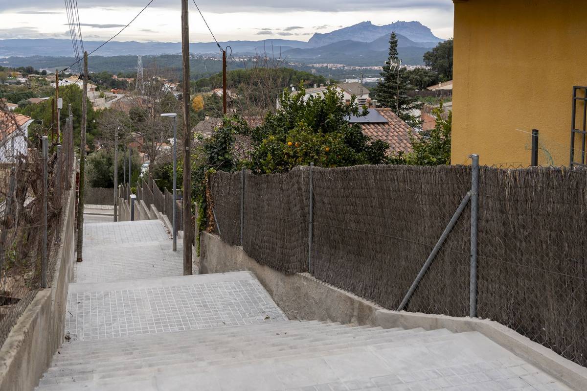 Les obres a les escales del carrer de l'Estornell encaren la recta final
