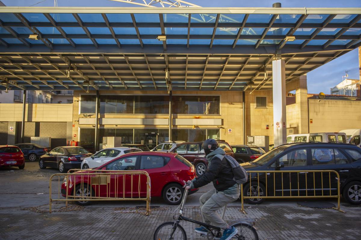 Aparcament improvisat en una gasolinera tancada