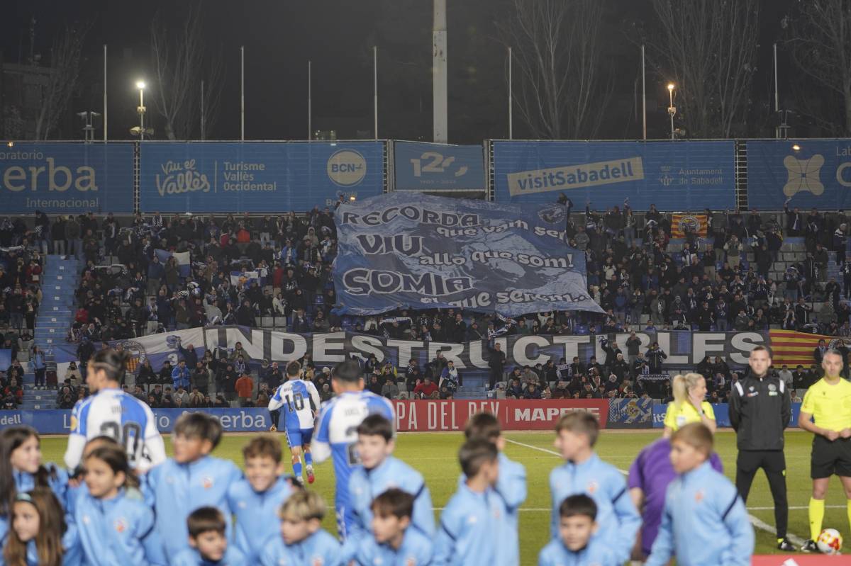 L`afició arlequinada, rebent l`equip