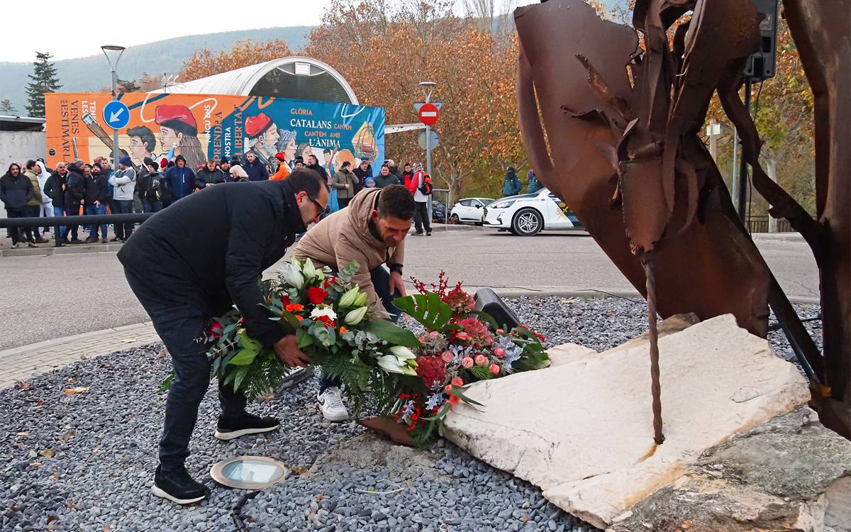 Ofrena floral al Monument a la Mineria durant l'acte d'inici de la Festa de Santa Bàrbara - AjSú