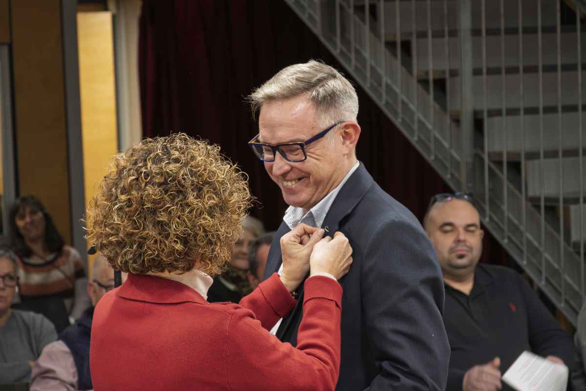 Juan Carlos Mingueza rebent l`escut municipal - Juan Carlos Mingueza rebent l`escut municipal