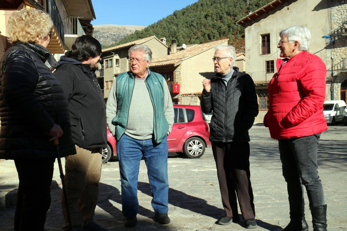 Rafel López (el segon per l'esquerra) conversa amb veïns del poble - ACN / Nia Escolà