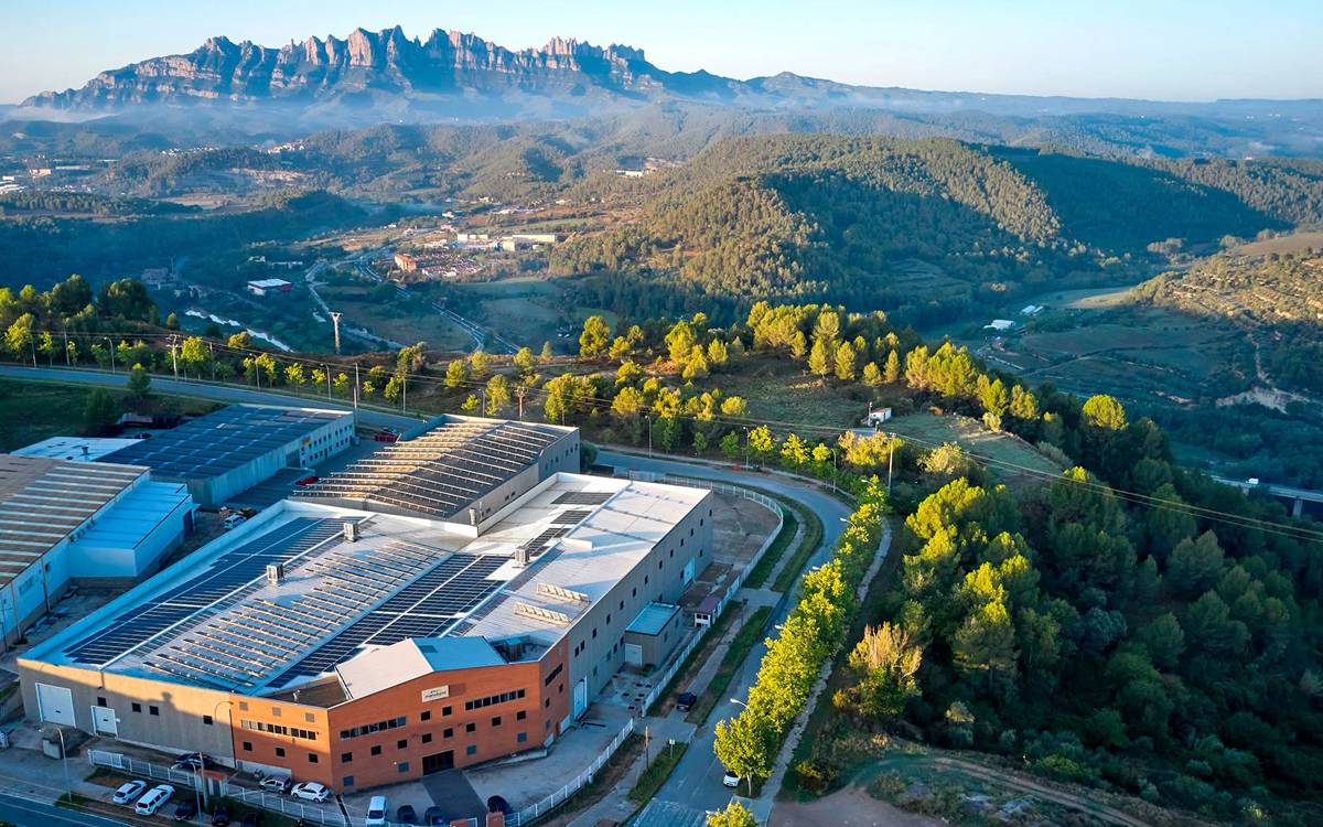 PJ Manubens, al polígon de Bufalvent, amb plaques solars a la coberta