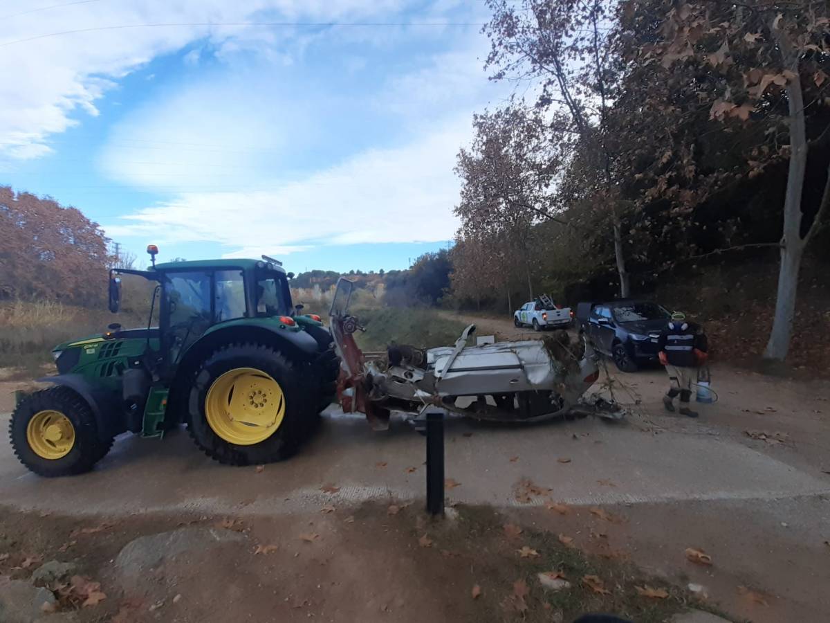 FOTOS | Retiren el cotxe que feia 50 dies que estava bolcat al riu Ripoll