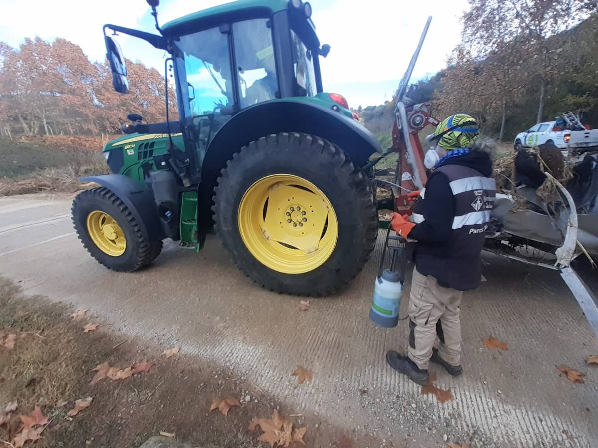 Retirada del cotxe bolcat al riu Ripoll - ACA (Cedides) Retirada del cotxe bolcat al riu Ripoll