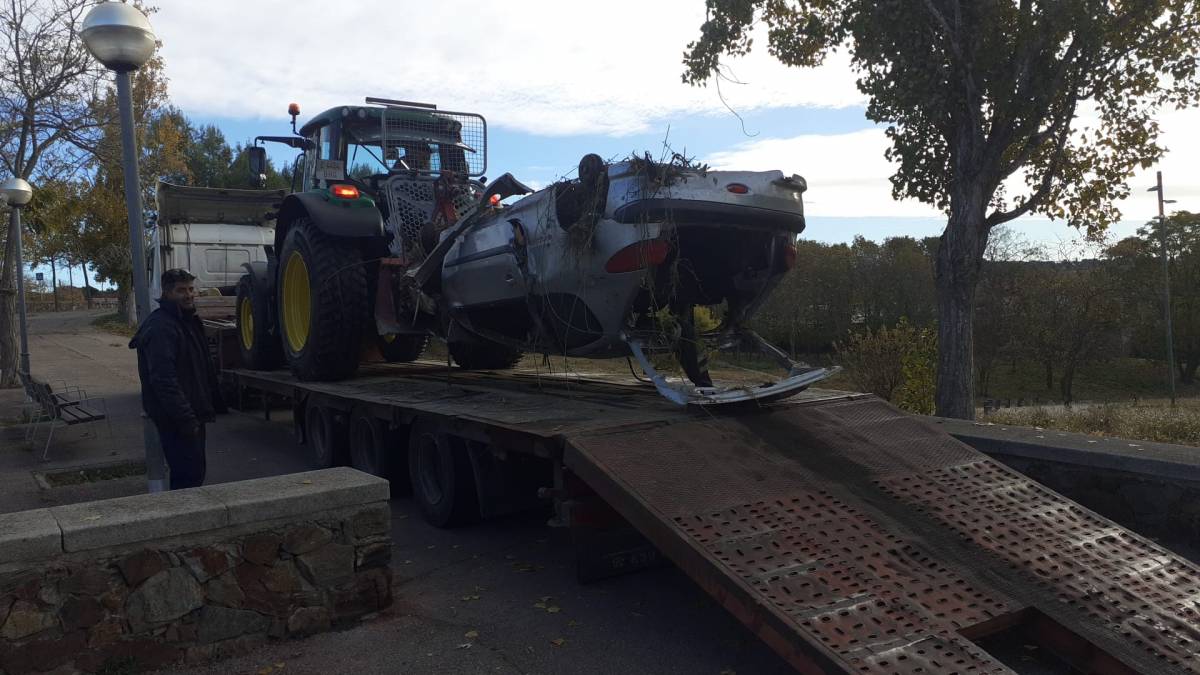 Retirada del cotxe bolcat al riu Ripoll - ACA (Cedides) Retirada del cotxe bolcat al riu Ripoll