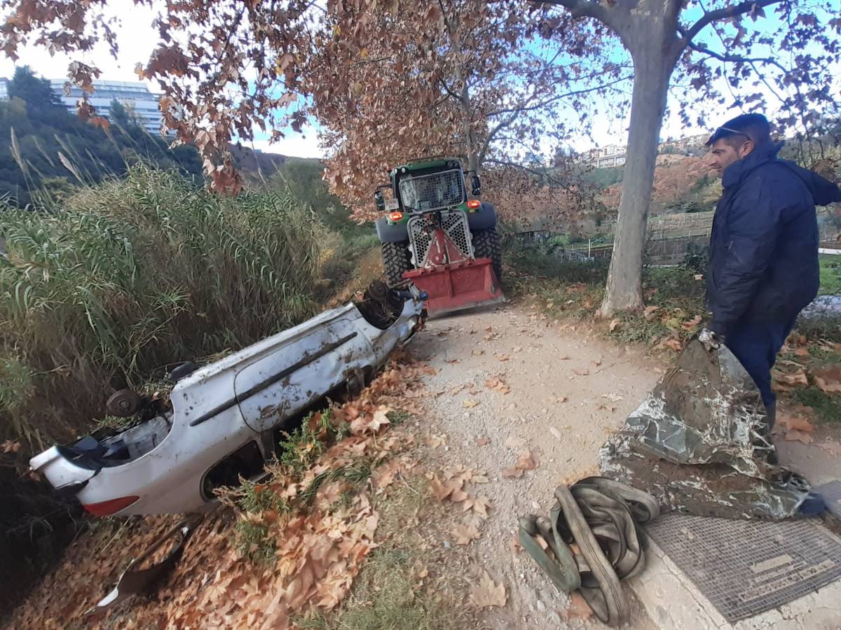 Retirada del cotxe bolcat al riu Ripoll - ACA (Cedides) Retirada del cotxe bolcat al riu Ripoll