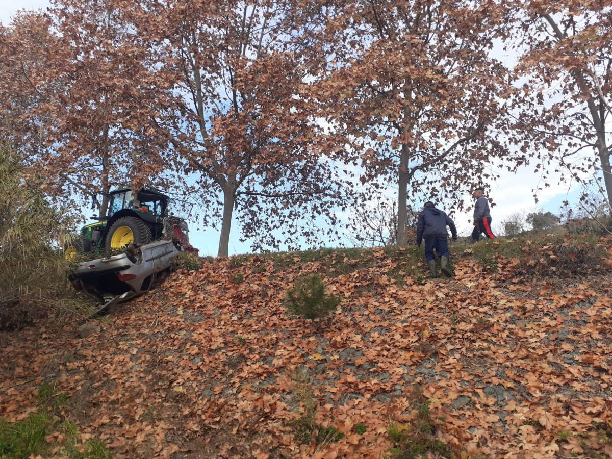 Retirada del cotxe bolcat al riu Ripoll - ACA (Cedides) Retirada del cotxe bolcat al riu Ripoll