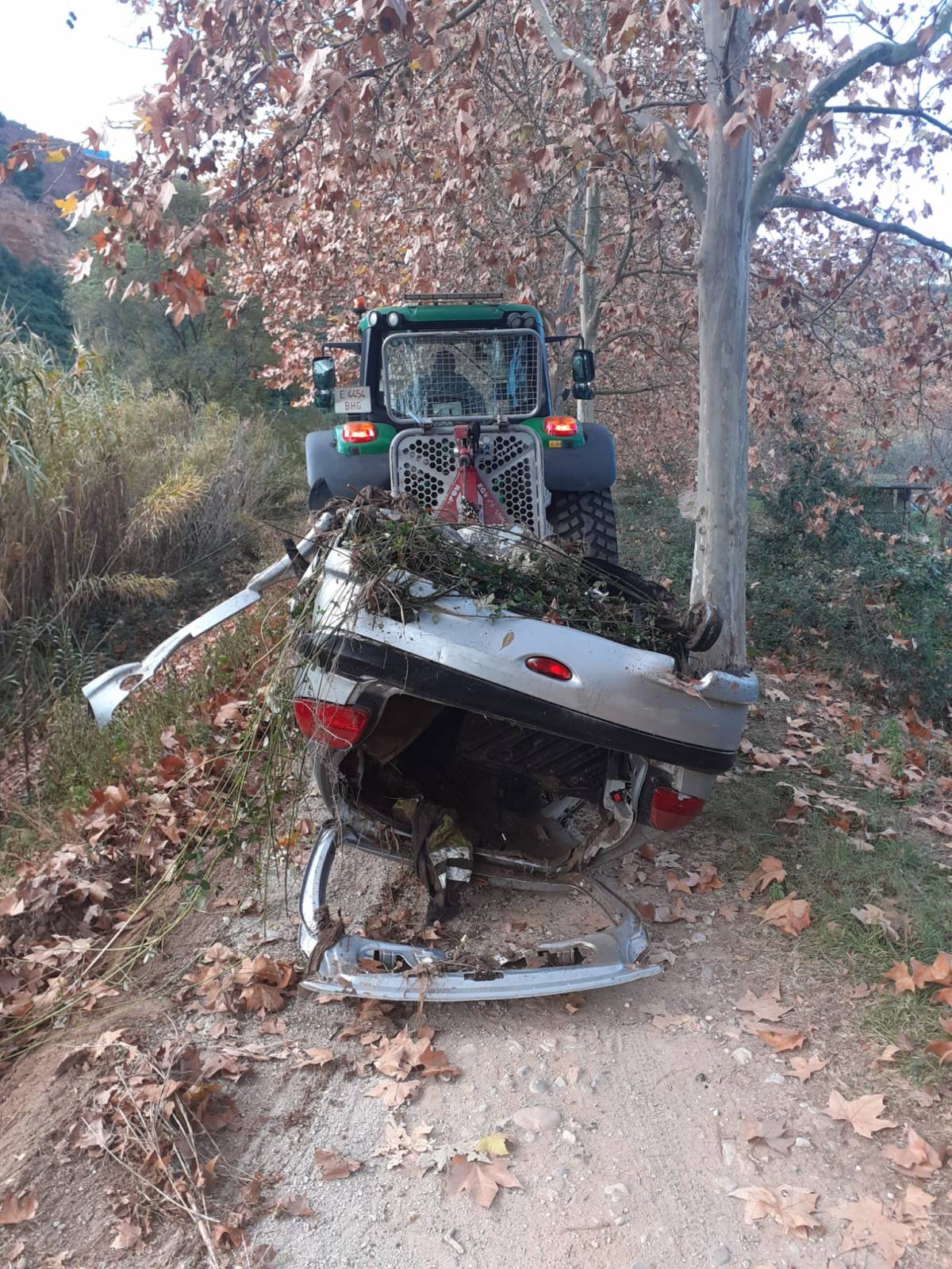Retirada del cotxe bolcat al riu Ripoll - ACA (Cedides) Retirada del cotxe bolcat al riu Ripoll