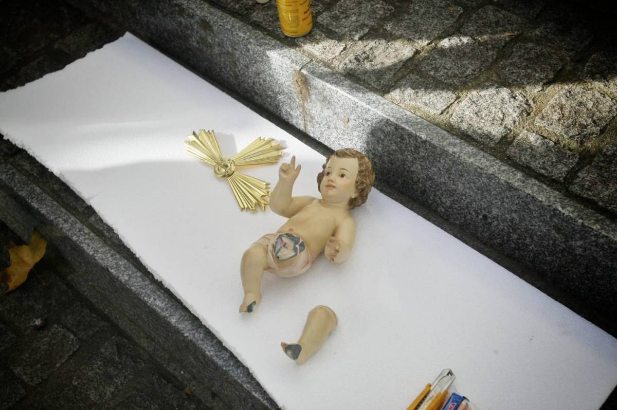 Així ha quedat el Nen Jesús després del seu intent de segrest a Terrassa: li falta una cama