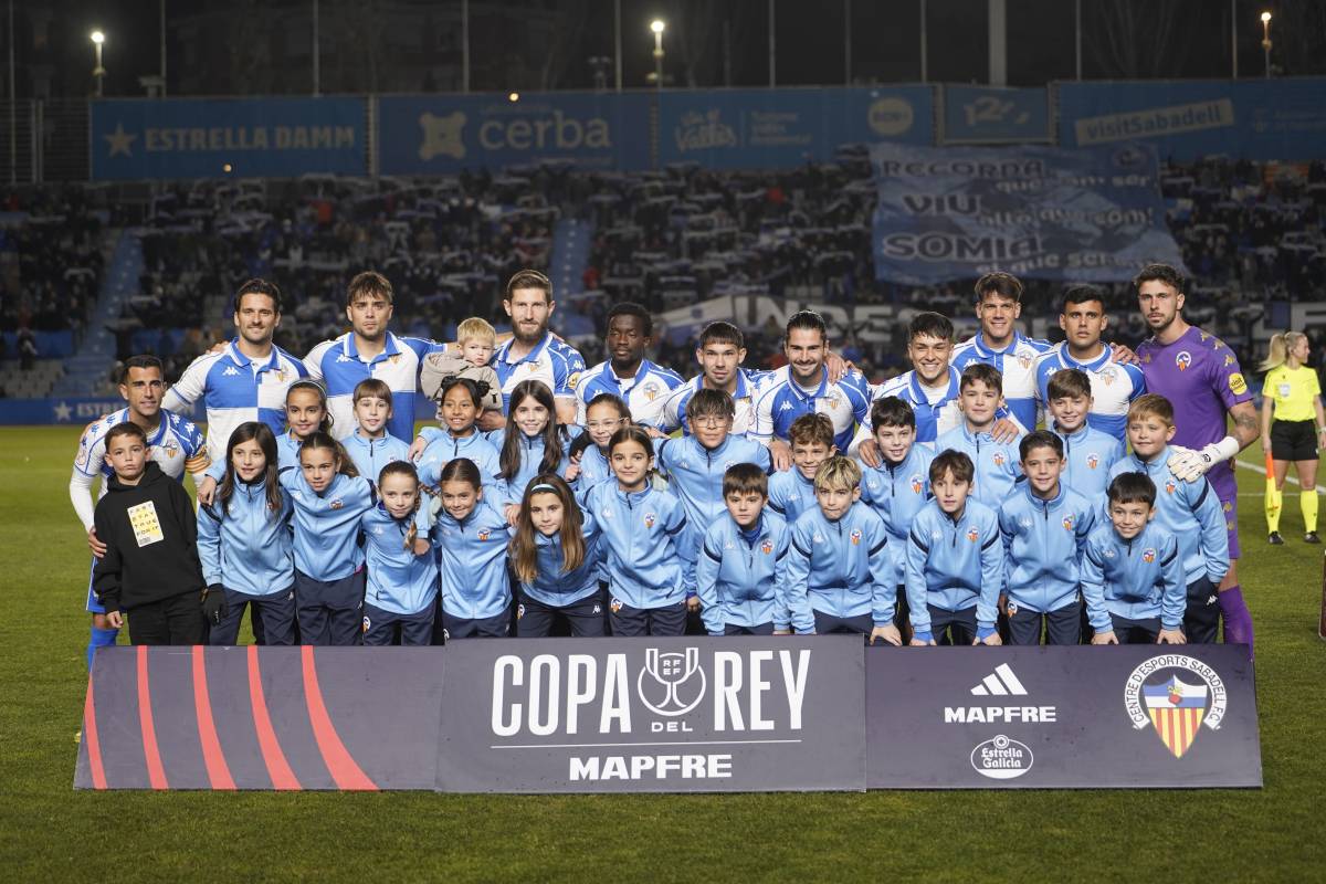 L`11 de Ferran Costa amb els nens i nenes de la base