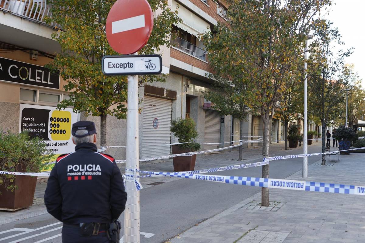 Extracció de dinamita del carrer Montcada de Castellar del Vallès - JUANMA PELÁEZ