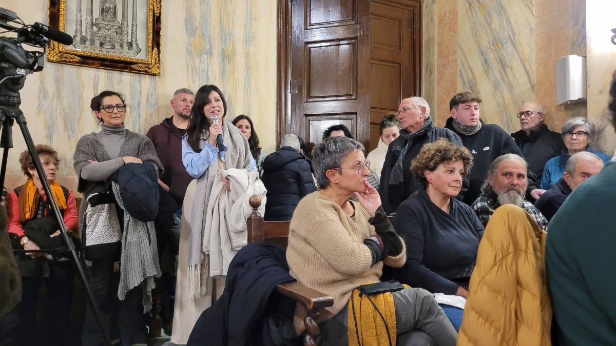 Els veïns del carrer del Bruc mostren al ple la seva disconformitat amb la parada provisional