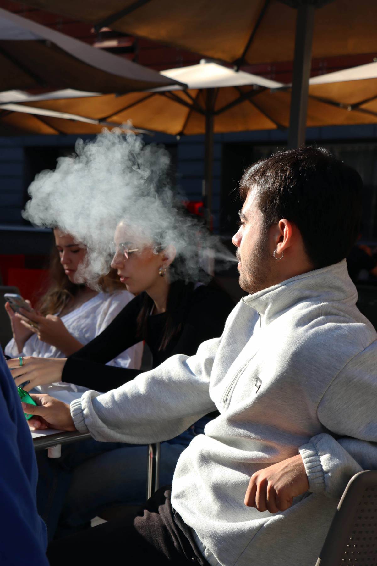 Un jove vàpea en una terrassa