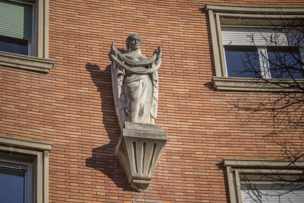 Saps on és?... La figura que amanyaga la llana