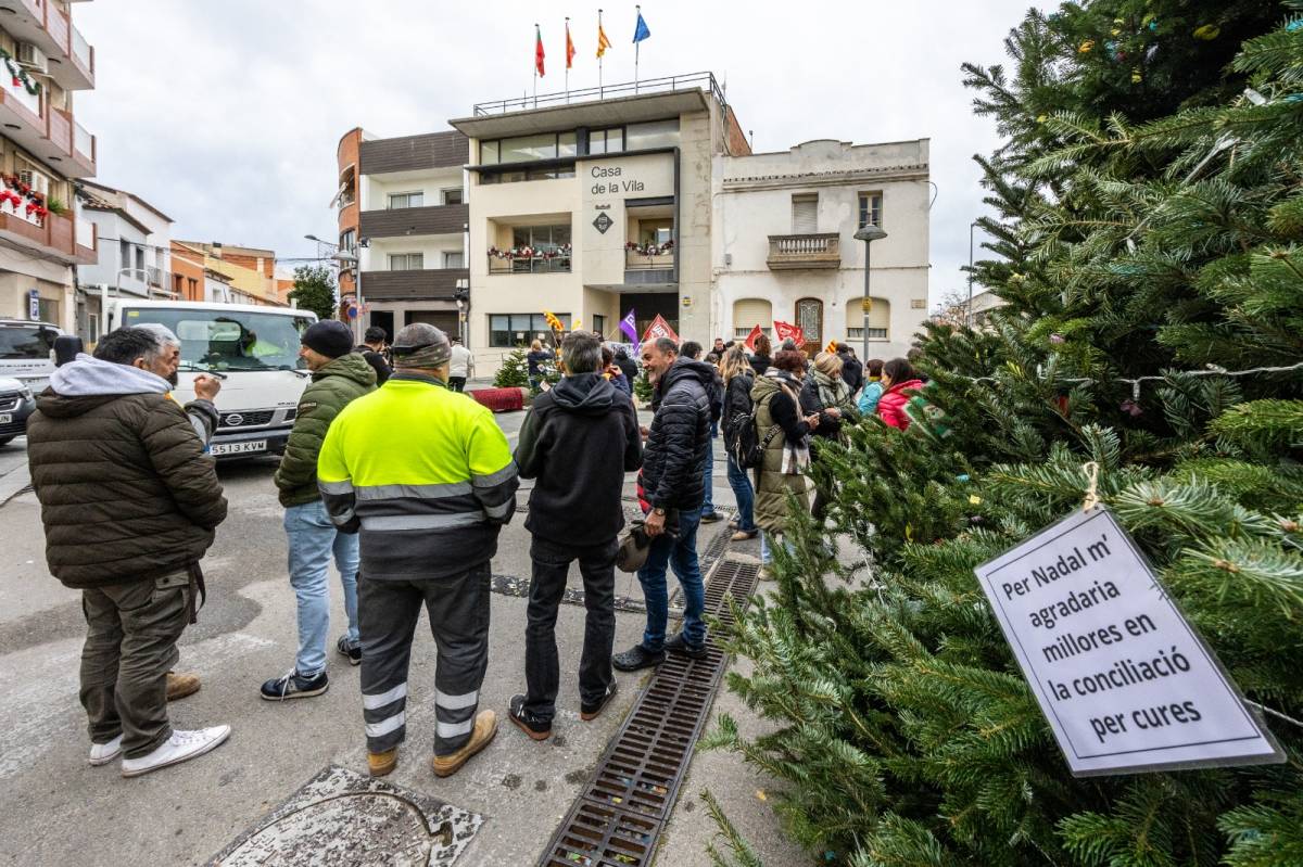 Treballadors davant l'Ajuntament de Sant Quirze - Juanma Peláez