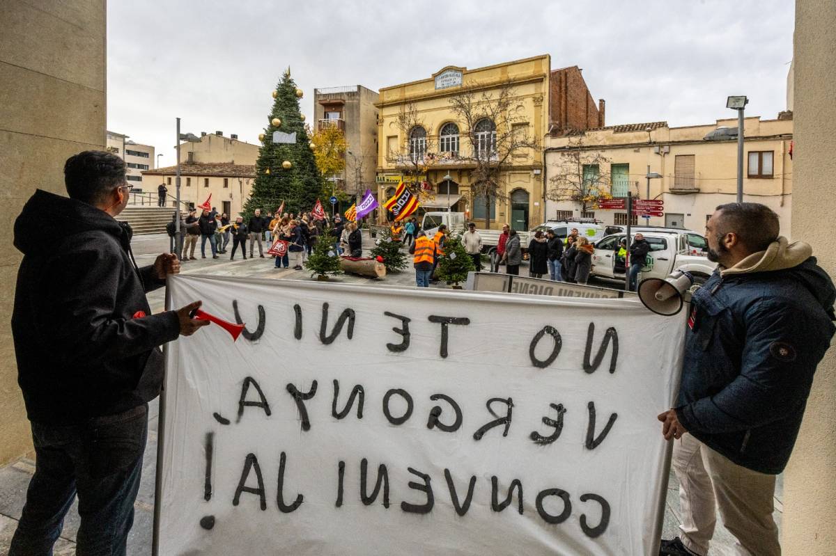 Treballadors davant l'Ajuntament de Sant Quirze - Juanma Peláez