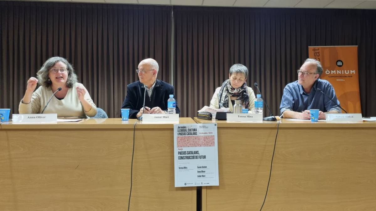 "Hem de trencar la nostra bombolla": entitats culturals debaten com potenciar l'ús del català