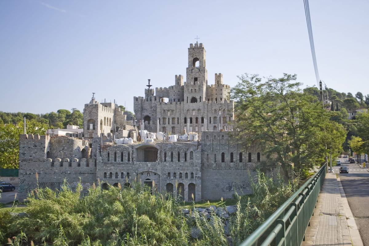 Assalt violent al castell dels Records de Les Fonts: van lligar dues persones durant una hora