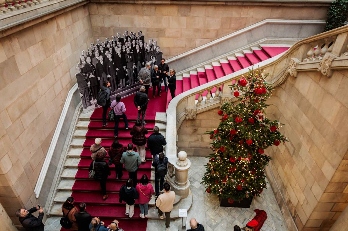 Centenars de persones visiten el Parlament per la commemoració de la primera sessió de 1932