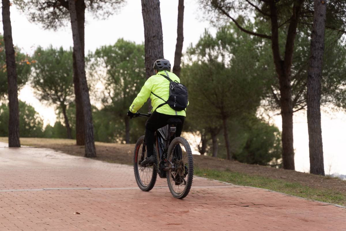 Un ciclista al Parc de Catalunya - DAVID CHAO