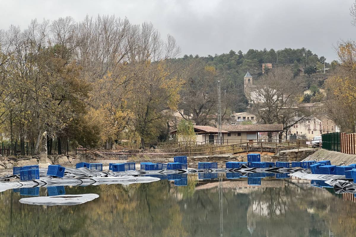 Proves de capacitat d`aigua a la bassa destinada al bany durant l`estiu de la platja fluvial d`Ogern - Albert L. Cobo Proves de capacitat d`aigua a la bassa destinada al bany durant l`estiu de la platja fluvial d`Ogern