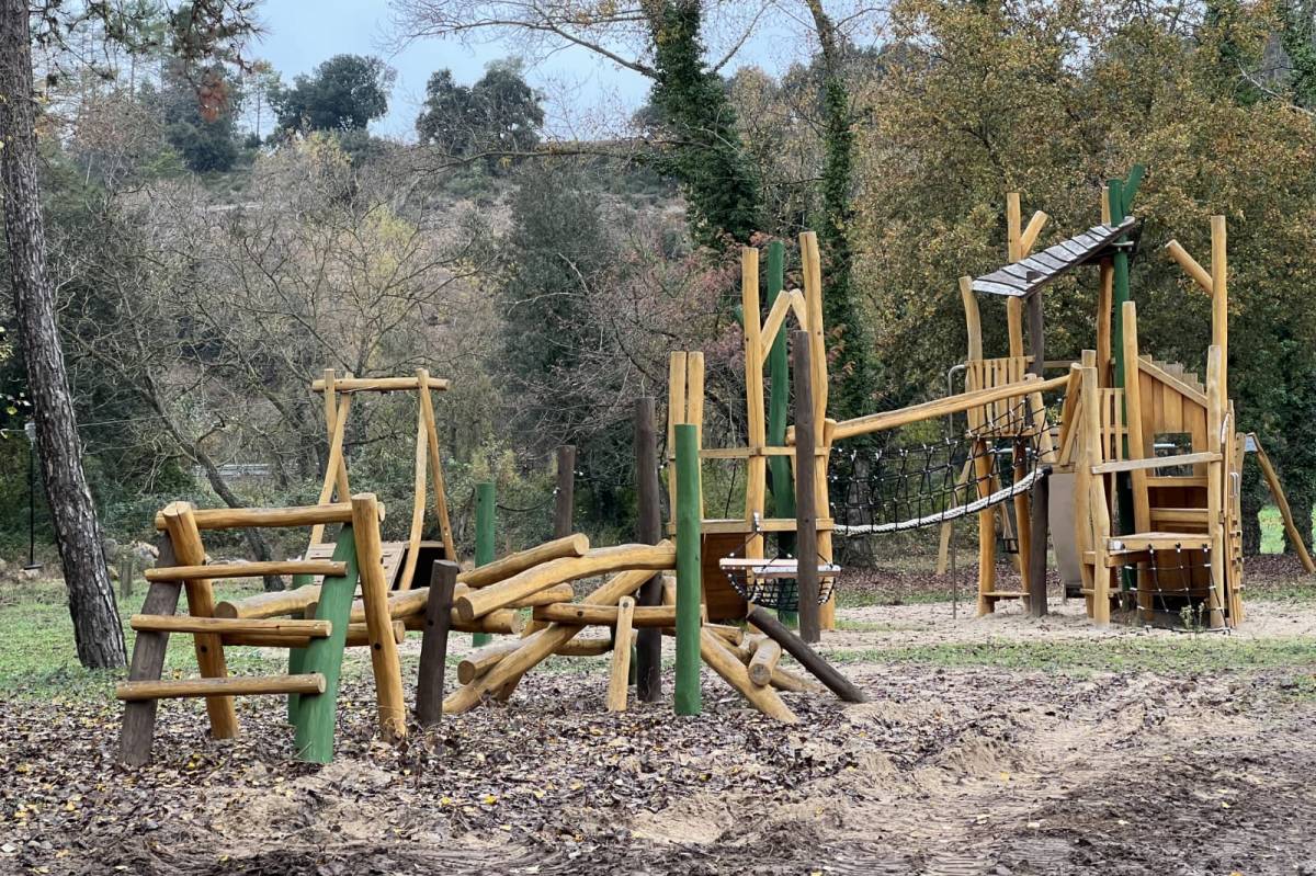 Vista d'alguns elements del parc d'aventures d'Ogern - Albert L. Cobo