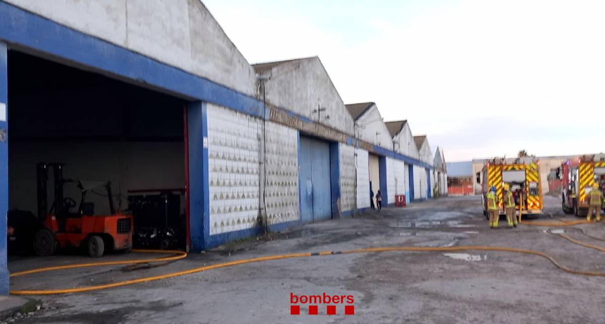 Un incendi crema 25 vehicles a l'interior d'una nau industrial a la Canonja