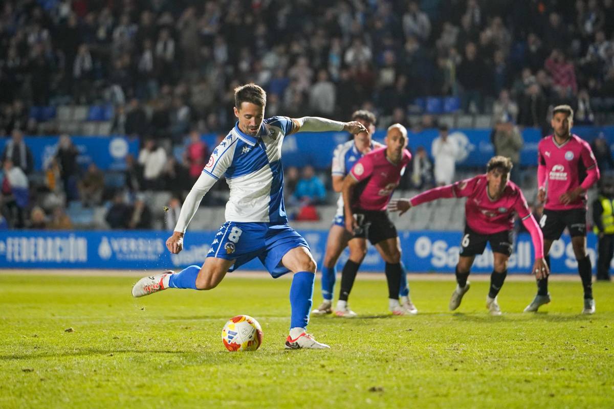 Cortés, en el penal que ha significat el 2-0 - David Chao Cortés, en el penal que ha significat el 2-0