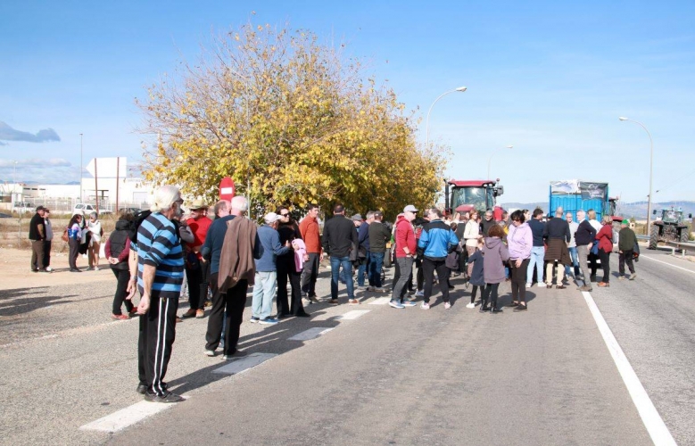 Tall a la carretera N-340 a Amposta per denunciar l'abandonament de les Terres de l'Ebre