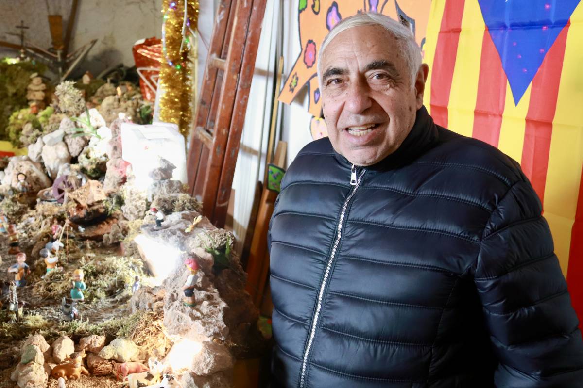 El pessebrista Albert Gomis, fotografiat al costat d`una de les seves creacions - ACN El pessebrista Albert Gomis, fotografiat al costat d`una de les seves creacions