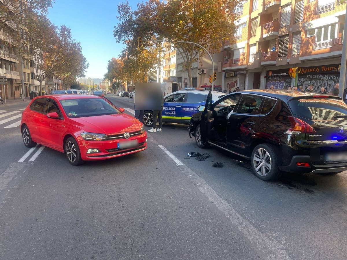 Un accident entre dos vehicles talla puntualment la Gran Via