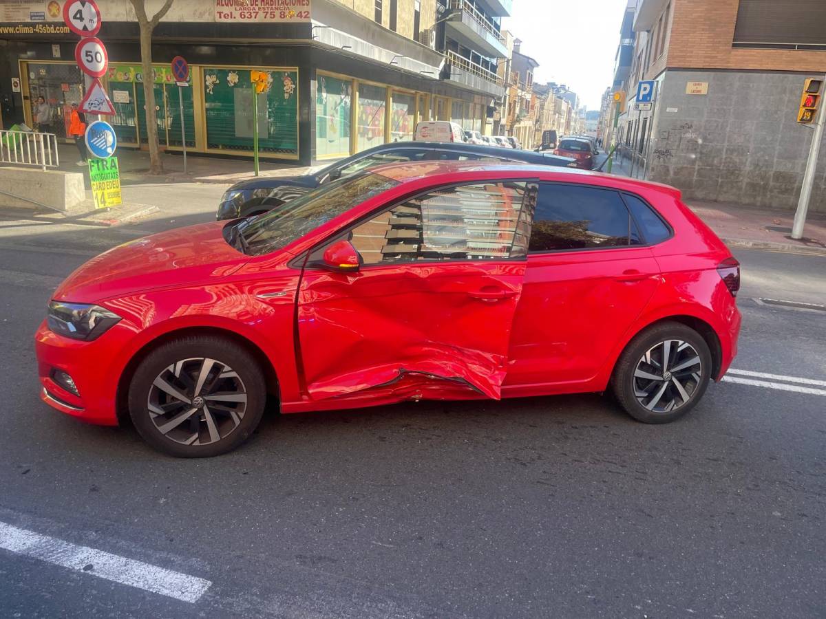 Així ha quedat afectat un dels vehicles implicats en un accident a la Gran Via - D.S.