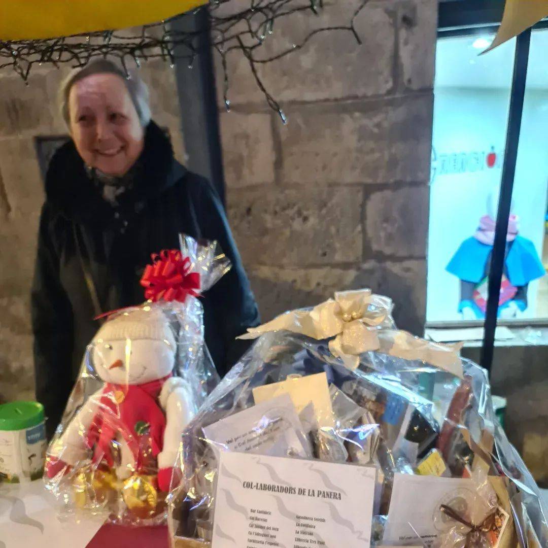 Fira del Tió: Fènix entrega 400 euros a la Marató de TV3