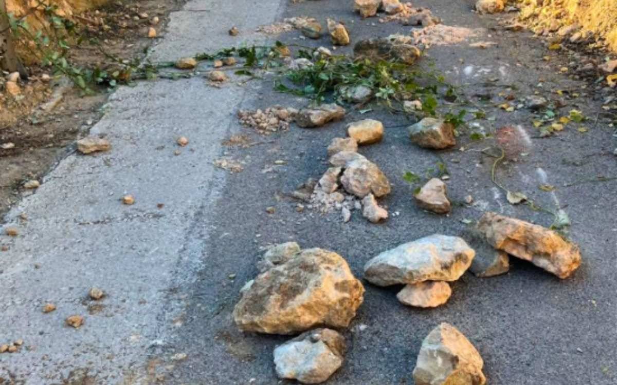 Uns desconeguts tallen la circulació del camí que uneix Vallmoll i Puigpelat amb una gran quantitat de pedres 