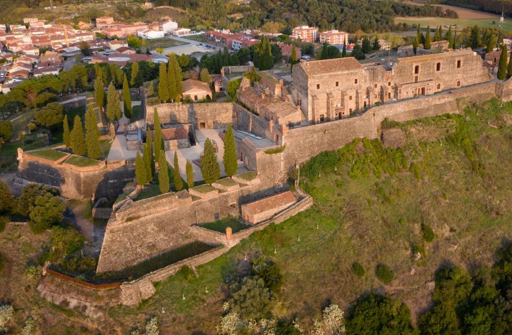 Rescaten una persona atrapada que escalava el castell d'Hostalric