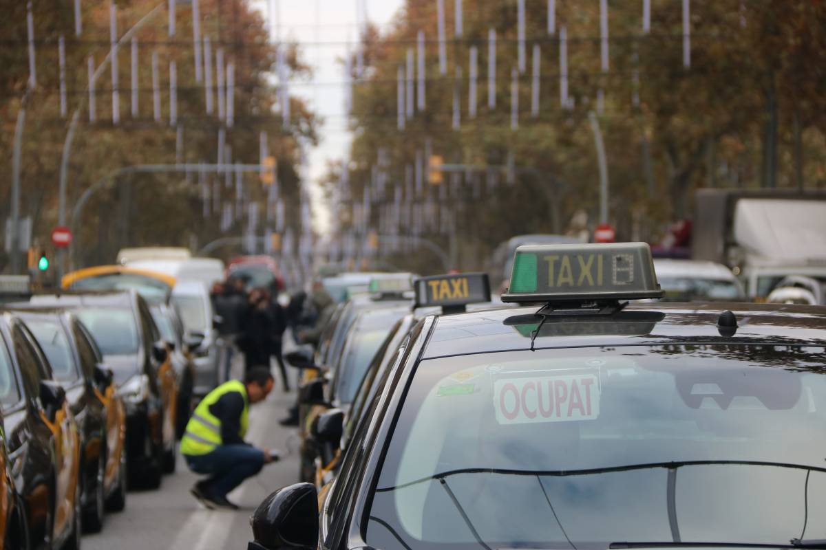 Els taxis tallen els carrils centrals de la Gran Via per denunciar “l’espoli” d’Uber