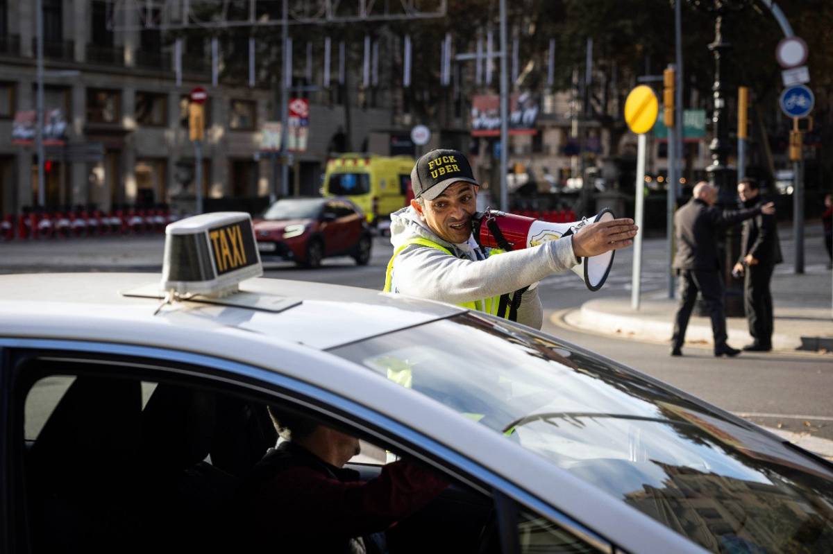 Per què els taxistes ocupen la Gran Via de Barcelona i amenacen de fer vaga indefinida al març?