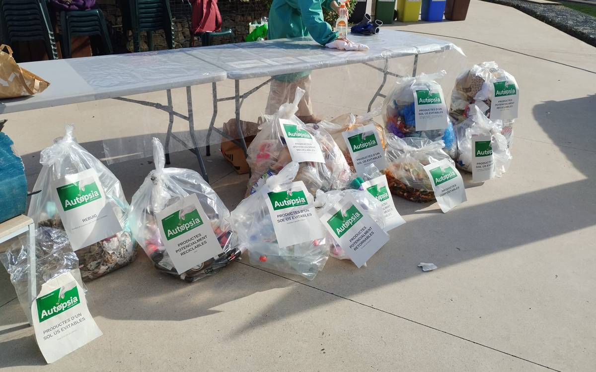 Sant Fruitós detecta un 88% de residus mal separats en la segona autòpsia de rebuig