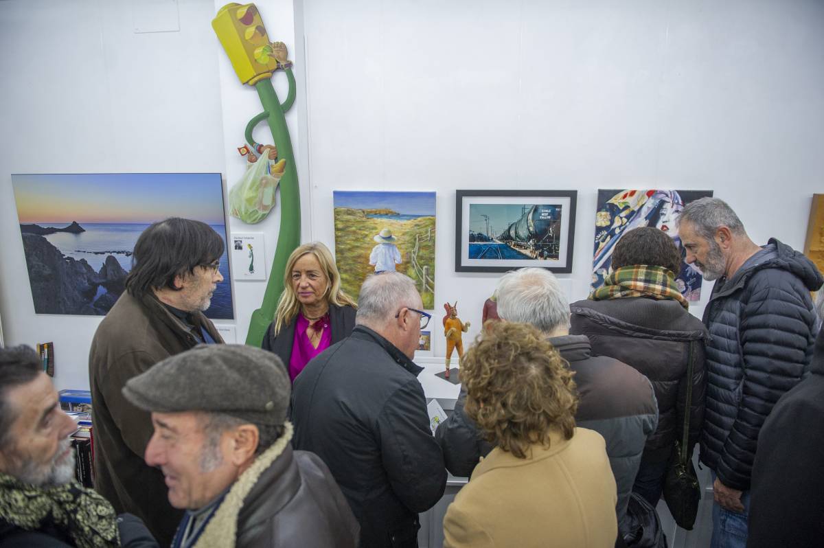 Assistents a la inauguració i, al fons, el "Semàfor" d`Octavi Intente - Alberto Tallón Assistents a la inauguració i, al fons, el "Semàfor" d`Octavi Intente
