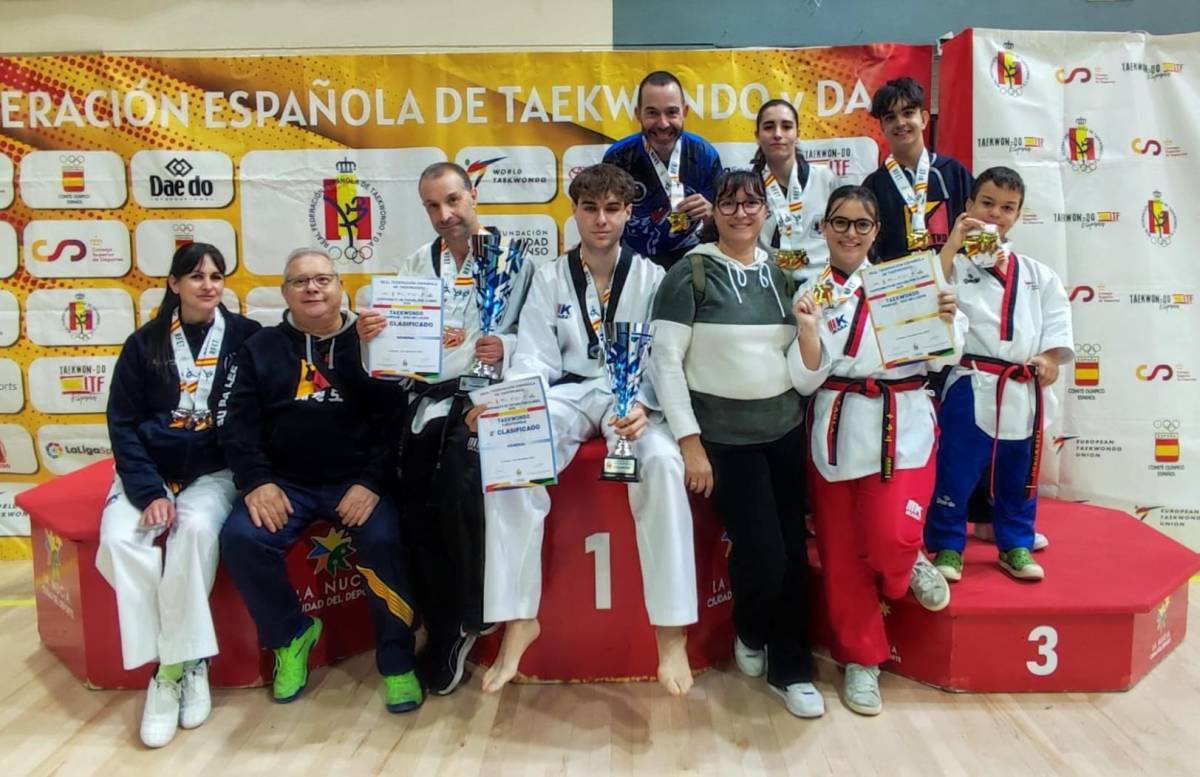 Els representants del club, amb les medalles i diplomes del campionat - CEDIDA Els representants del club, amb les medalles i diplomes del campionat