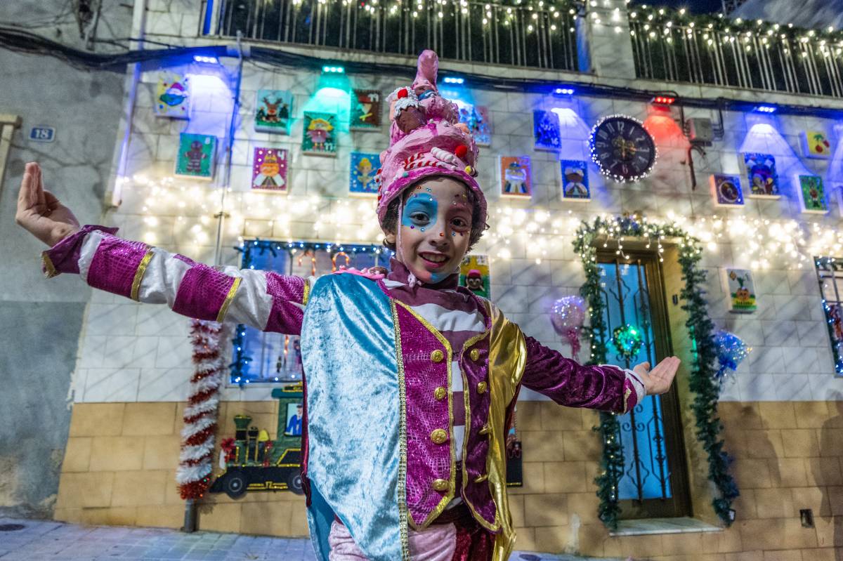 VÍDEO | Al Llaminer li surt competència: una família del Poblenou recrea el Calendari d'Advent a casa seva