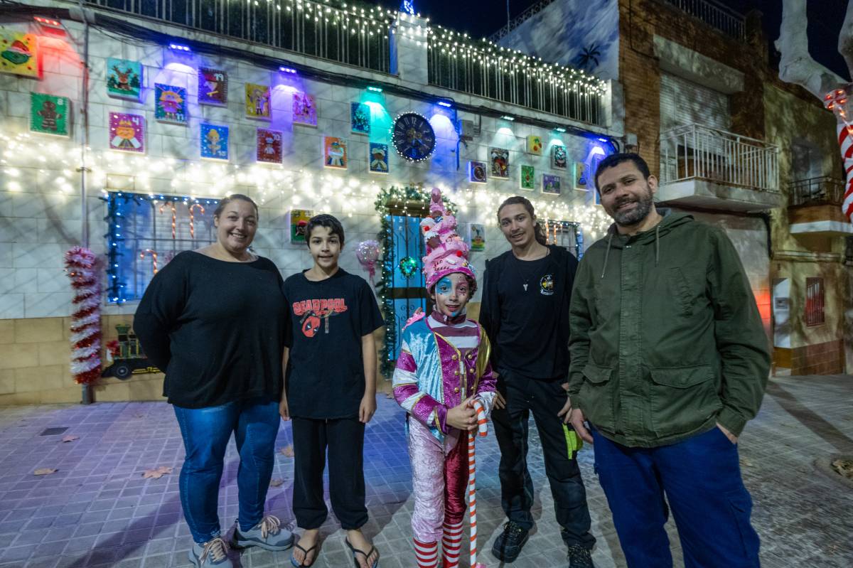 Una família del Poblenou recrea el Calendari d`Advent a la seva façana - JUANMA PELÁEZ Una família del Poblenou recrea el Calendari d`Advent a la seva façana