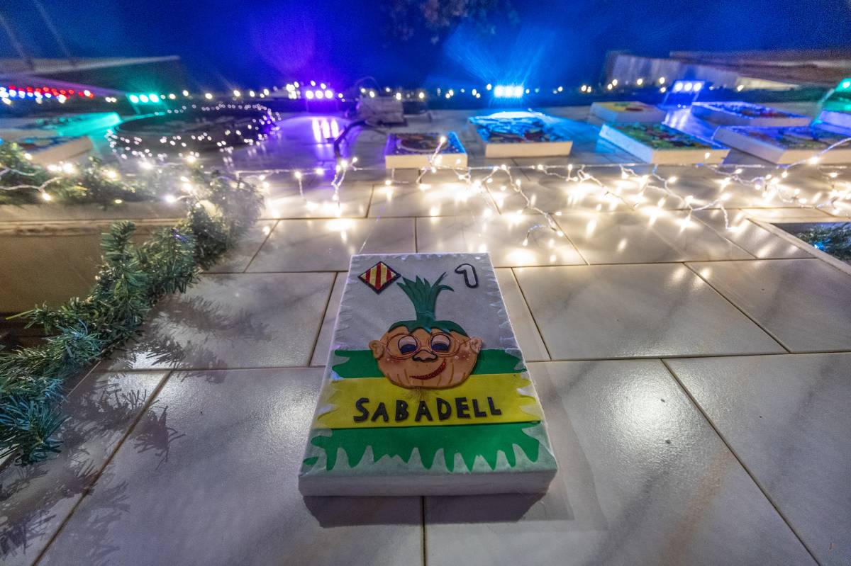 Una família del Poblenou recrea el Calendari d`Advent a la seva façana - JUANMA PELÁEZ Una família del Poblenou recrea el Calendari d`Advent a la seva façana