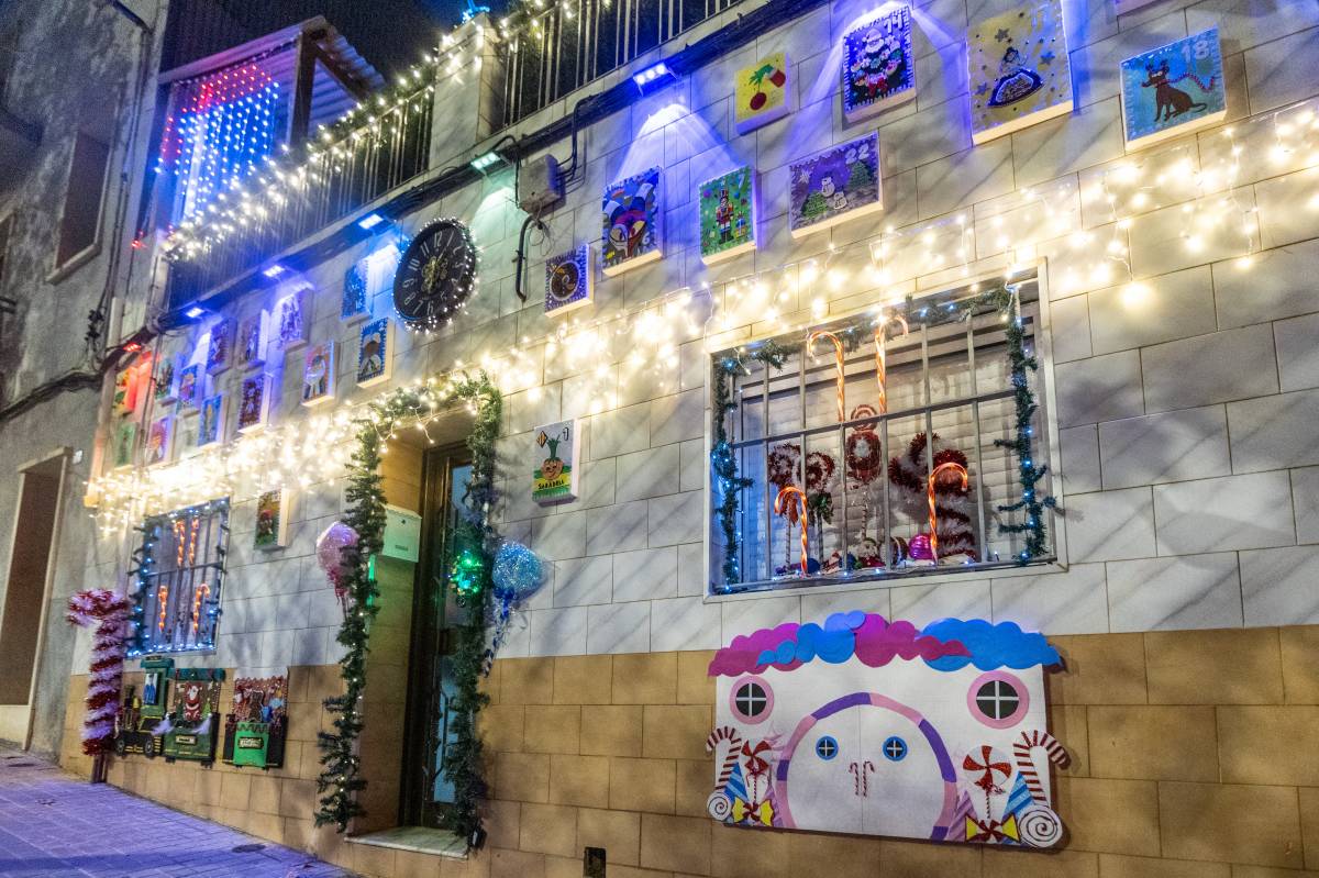 Una família del Poblenou recrea el Calendari d`Advent a la seva façana - JUANMA PELÁEZ Una família del Poblenou recrea el Calendari d`Advent a la seva façana