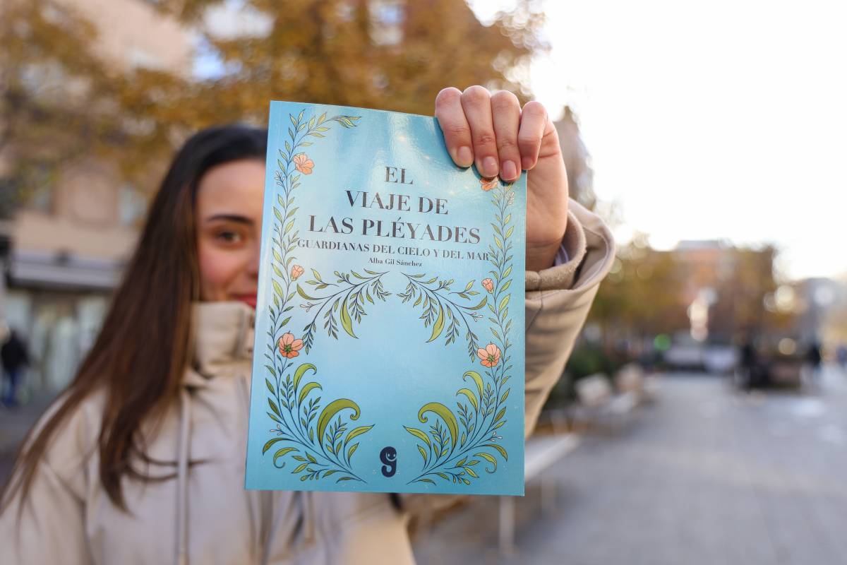 Alba Gil mostra la portada del llibre