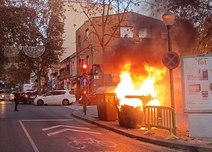 Un incendi a plena llum del dia sorprèn els vianants de l'avinguda de Matadepera