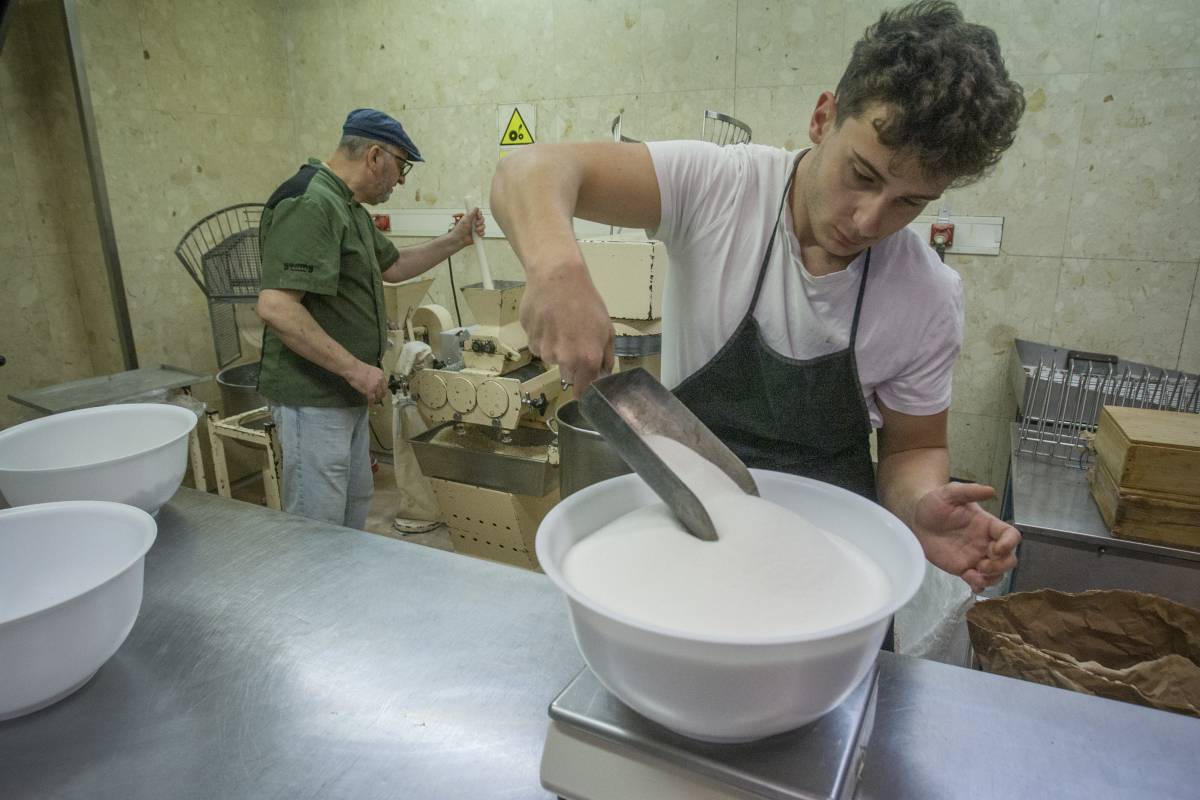 Elaboració del torró artesà de crema, a la Pastisseria Turull - NEBRIDI ARÓZTEGUI Elaboració del torró artesà de crema, a la Pastisseria Turull