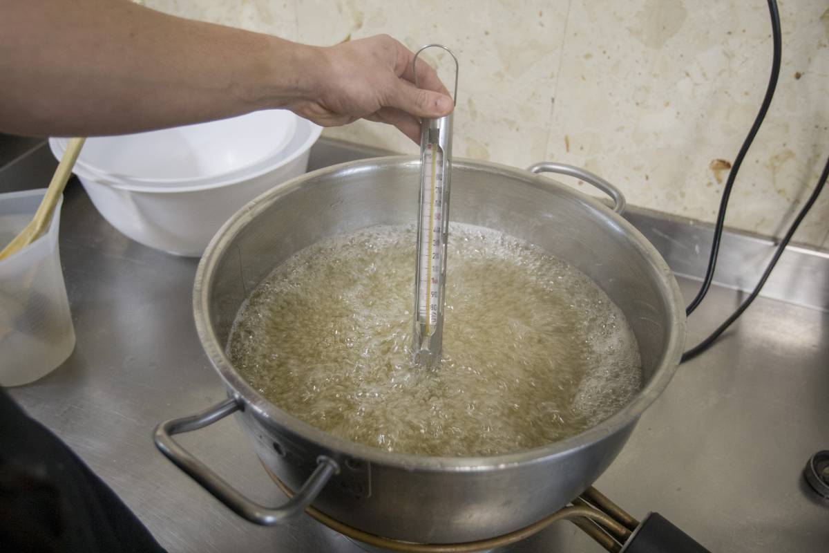 Elaboració del torró artesà de crema, a la Pastisseria Turull - NEBRIDI ARÓZTEGUI Elaboració del torró artesà de crema, a la Pastisseria Turull
